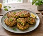 Tortitas doradas de calabacín y halloumi con sésamo, menta y un hilo fino de miel picante