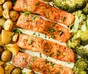 Filetes de salmón y patatas asadas con limón en una bandeja
