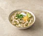 Chili blanco de pollo con alubias blancas, pimiento verde, crema agria, cheddar, cilantro, lima y totopos